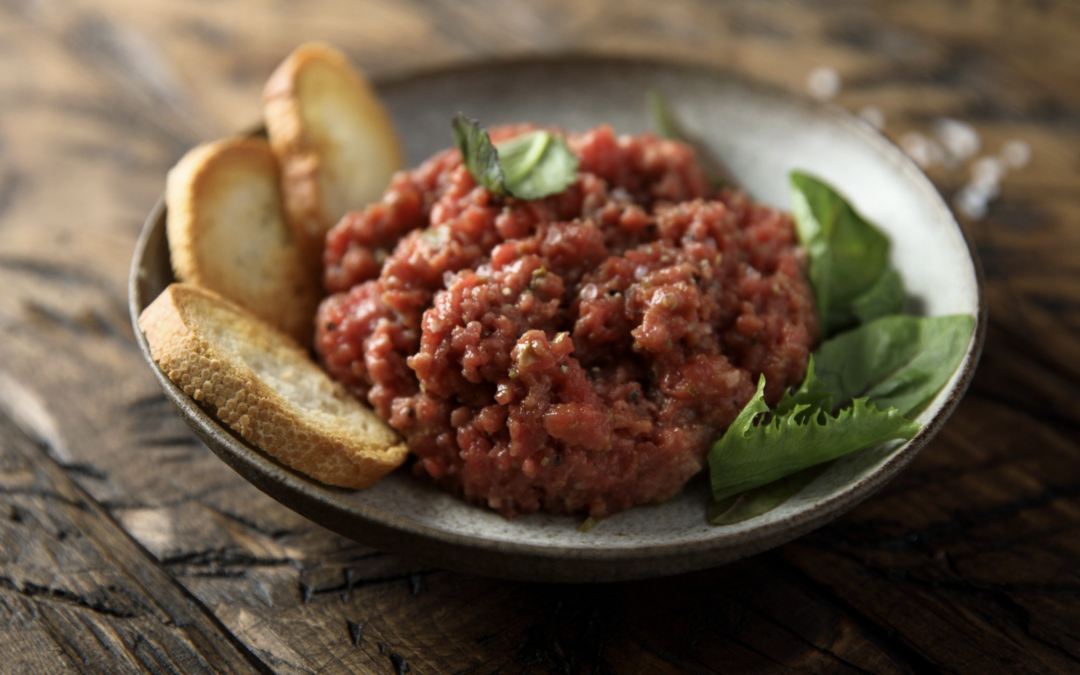 Paradajkový tatarák s čerstvým chlebom